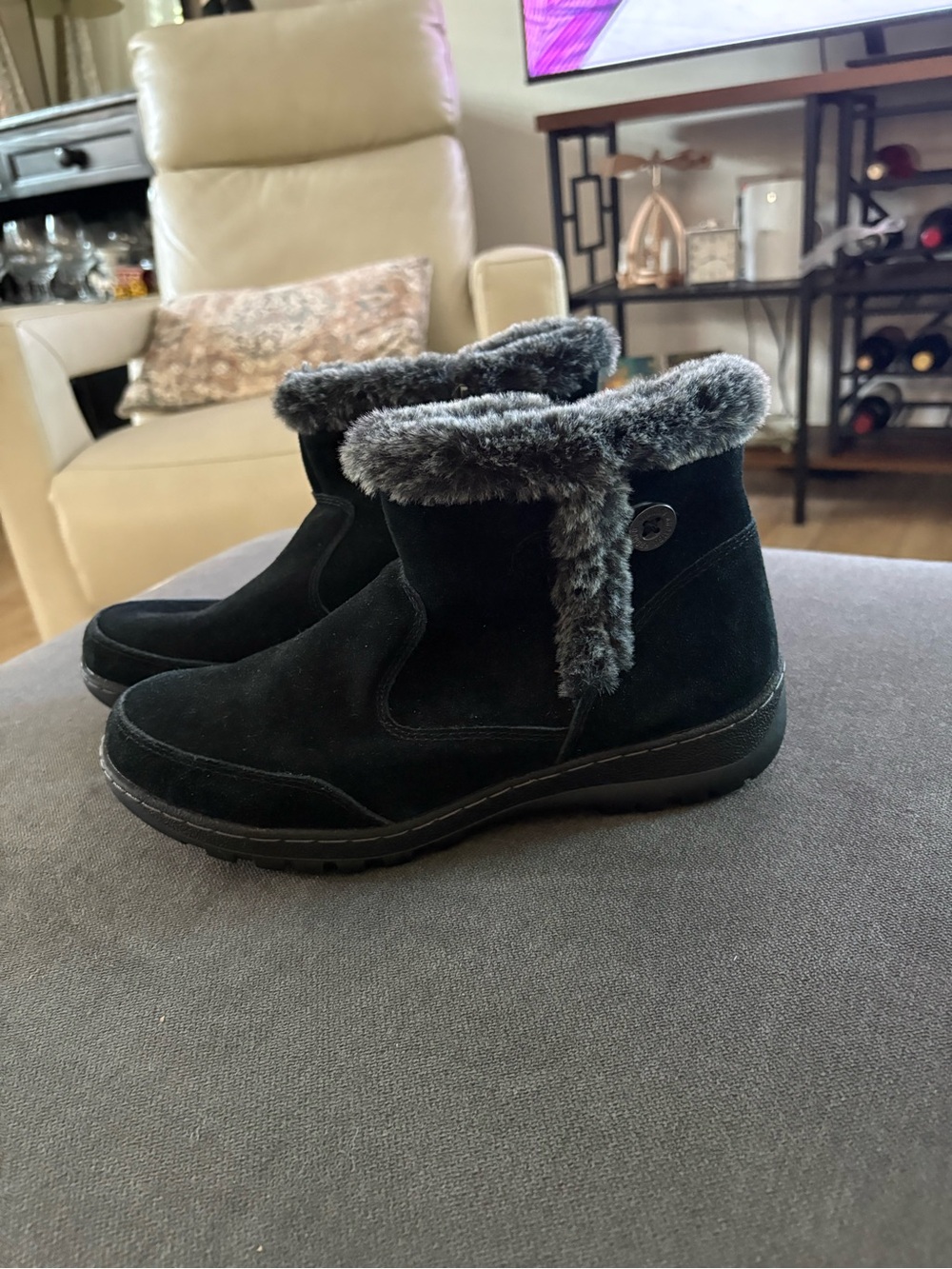 Source Unknown Black Suede Ankle Winter Boots with Gray Faux Fur Trim